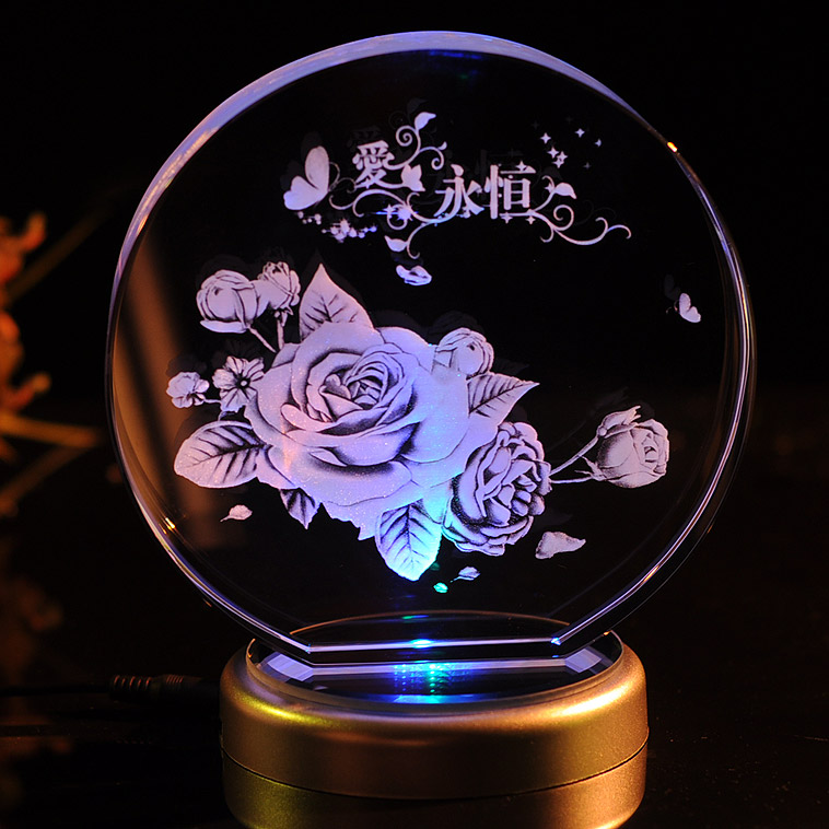 礼品/切角圆形3D水晶内雕玫瑰花:七彩旋转水晶内雕。工艺: 3D立体激光内雕,玫瑰花+&ldquo;爱永恒&rdquo;;材料:顶级K9水晶;尺寸:14.5x14x3cm,七彩发光底座:10*2cm;_礼品-中国鲜花礼品网